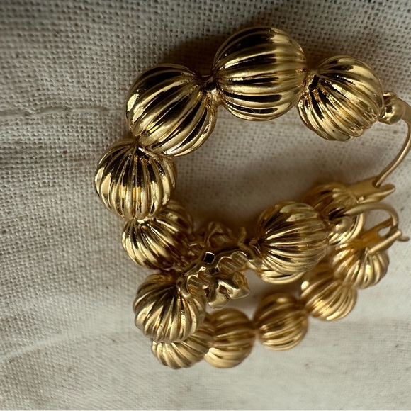 TORY BURCH • Roxanne Fluted Bead Hoop Earrings - Picture 6 of 6